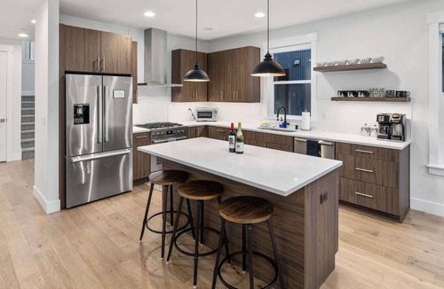 Roslyn House | Chill, Grill & Soak | HotTub, GameRm, Chefs Kitch
