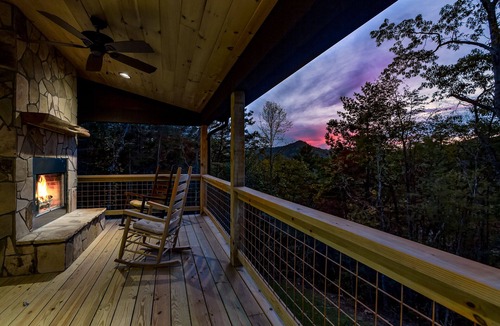 Cherokee Cabin | Chillin Time mountain cabin near entrance to GSMNP