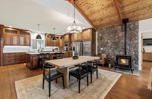 Chiloquin House | Chiloquin Ridge River Retreat | Riverfront Near Crater Lake Kayaks Fireplace