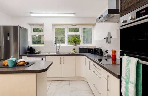Princes Risborough House | Chilterns Countryside Hideaway with Hot Tub - Pass the Keys