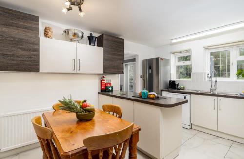 Princes Risborough House | Chilterns Countryside Hideaway with Hot Tub - Pass the Keys