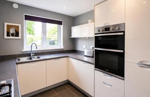 West Ilsley Apartment | Chilton Charm Modern 3BR Ideal for Long Stays