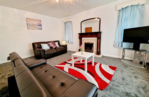 Tamworth Apartment | Chimes-Company & Family Stay, 2 Bedroom House with On Street free parking