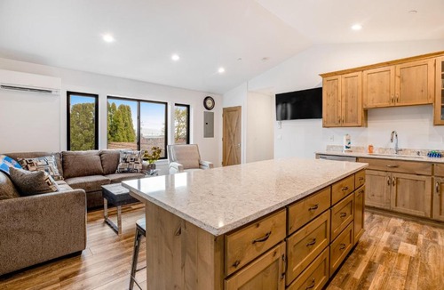 Garibaldi Apartment | Chinook Suite