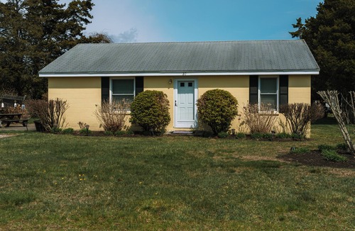 Misquamicut Cottage | Chip's Haven at Misquamicut Beach, family-friendly cottage a block from the sand