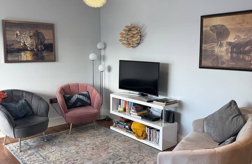 Christchurch Apartment | Christchurch Apartment, Great Location With Parking