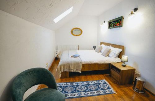 Floresti House | CHRISTE FOREST RETREAT Bed & Chocolate