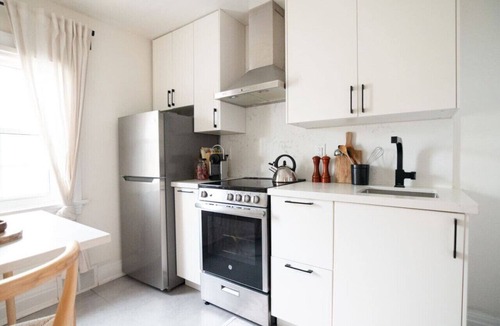 Port Dalhousie Apartment | Christie Corner II: Quaint Apartment located in Desirable Port Dalhousie