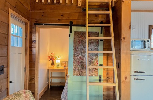 Corning House | Christmas Cottage In The Countryside of Corning