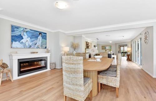Lake Munmorah House | ChrisTony 3 Bdrm Waterfrnt Cottage
