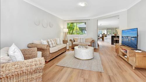 Lake Munmorah House | ChrisTony 3 Bdrm Waterfrnt Cottage
