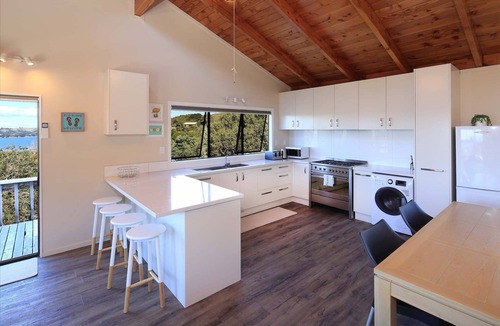 Oneroa House | Church Bay Views - Oneroa with Sea Views