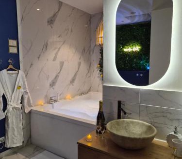 Vernier Apartment | Ciao Bella Wellness Suite - Luxury Jacuzzi, Massage Table & AC in Central Nice