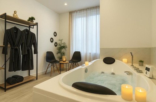 Saint-Etienne Apartment | Cinéma & Jacuzzi aux Étoiles - CasaBianca Suite