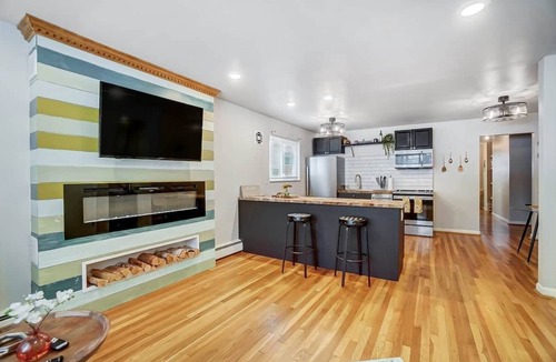 Roselawn Finance Apartment | Cincinnati 2BR Corporate Stay, Garage Parking