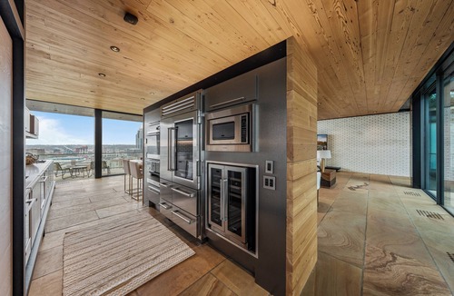 Mount Adams House | Cincinnati Vista | Rooftop, Balcony & Fireplace