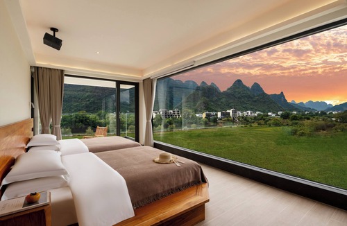 Yangshuo Hotel | Cindy Villa - Rice Fields & Karst Peaks at Yulong River - Infinity Pool
