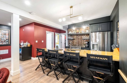 Cherokee Triangle Apartment | Cinema w/4 Suites @ Bungalou + Bourbon Bar