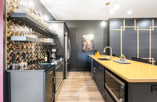 Cherokee Triangle Apartment | Cinema w/4 Suites @ Bungalou + Bourbon Bar