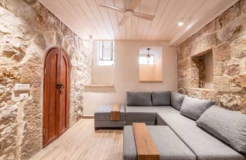 Nachlaot House | City Center Luxury