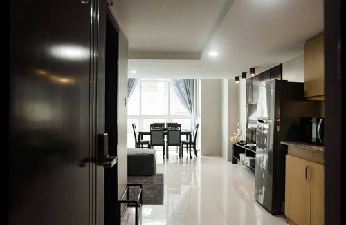 Santa Cruz Condo | City Center - Modern- Pool Access - 2 AC