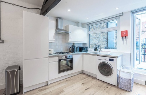 Farringdon Apartment | City Centre Loft | Private Balcony | City View | Elizabeth Line Heathrow