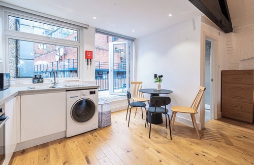 Farringdon Apartment | City Centre Loft | Private Balcony | City View | Elizabeth Line Heathrow