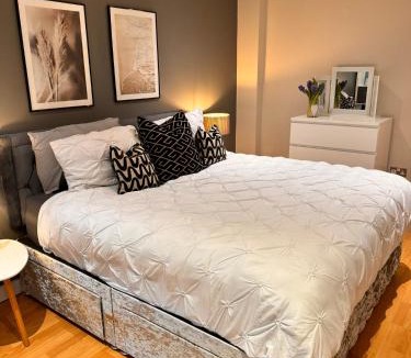Sheffield Apartment | City Centre Modern Studio Apartment - Westone FREE WIFI, GYM ACCESS, NETFLIX