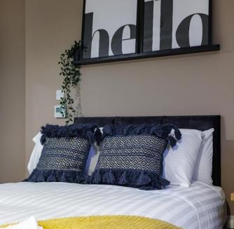 Middlesbrough Apartment | City Centre Studio 2 with Kitchenette, Free Wifi and Smart TV with Netflix by Yoko Property