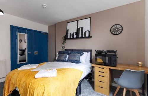 Middlesbrough Apartment | City Centre Studio 2 with Kitchenette, Free Wifi and Smart TV with Netflix by Yoko Property