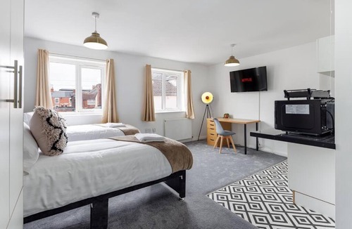 Middlesbrough Apartment | City Centre Studio 6 with Kitchenette, Free Wifi and Smart TV by Yoko Property