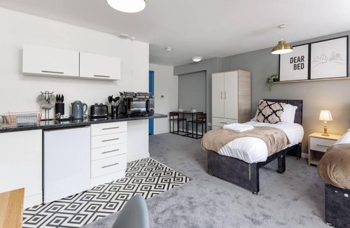 Middlesbrough Apartment | City Centre Studio 6 with Kitchenette, Free Wifi and Smart TV by Yoko Property