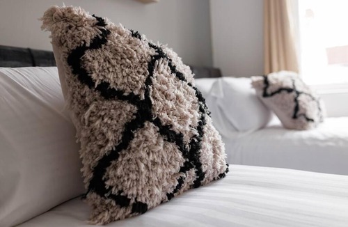 Middlesbrough Apartment | City Centre Studio 6 with Kitchenette, Free Wifi and Smart TV by Yoko Property