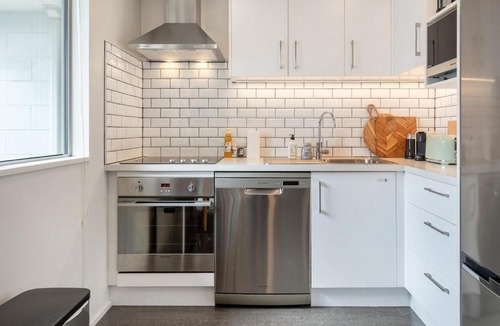 Edgeware Apartment | City Fringe Stay plus Garage and Sunny Balcony