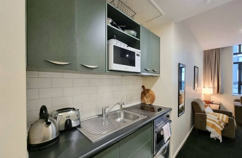 Grafton Apartment | City Nest Apartment w Disabled Bathroom & Sofa Bed