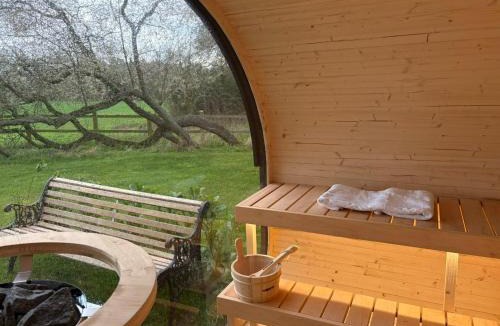 Toppesfield House | City to Country Retreat Luxury Cottage with Hot Tub