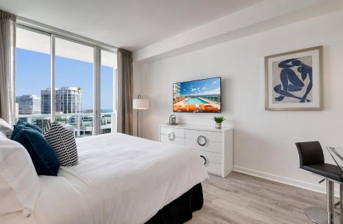 Coconut Grove House | City View Balcony steps from Restaurants, Peacock Park & Marina