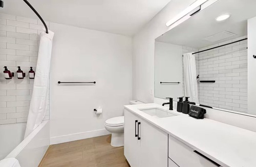 Broadway Hotel | City Views, Spacious, Bright, Modern, SOLIS Capitol Hill - Walk to Everything
