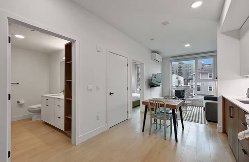 Broadway Hotel | City Views, Spacious, Bright, Modern, SOLIS Capitol Hill - Walk to Everything