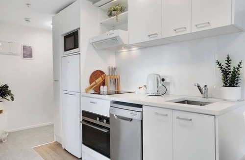 Grafton Apartment | Cityscape Central Abode near Hospital and K`Rd