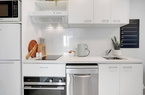 Grafton Apartment | Cityscape Central Abode near Hospital and K`Rd