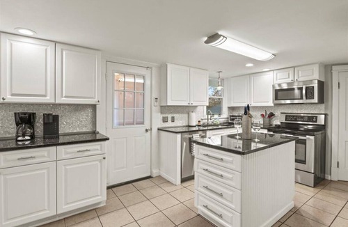 South Lima House | Civil War Era Home, w/King Bed, Finger Lakes, Hot Tub & GAME ROOM