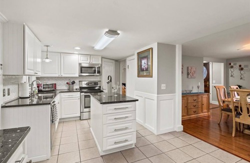 South Lima House | Civil War Era Home, w/King Bed, Finger Lakes, Hot Tub & GAME ROOM