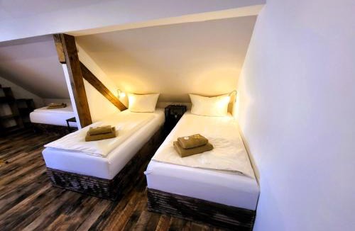 Rodder Apartment | CJS Apartments - Chill or Drive am Nürburgring, new Box Spring Beds, new furniture, free Parking, WLan, TV-Streaming, Quiet Location