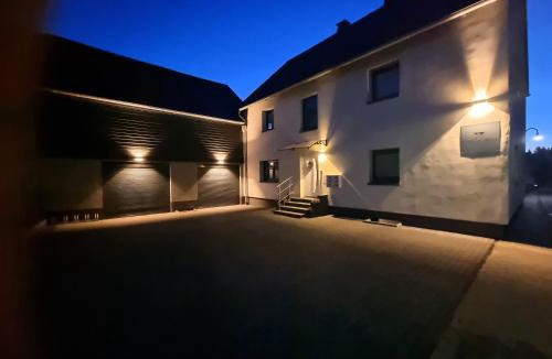 Rodder Apartment | CJS Apartments - Chill or Drive am Nürburgring, new Box Spring Beds, new furniture, free Parking, WLan, TV-Streaming, Quiet Location