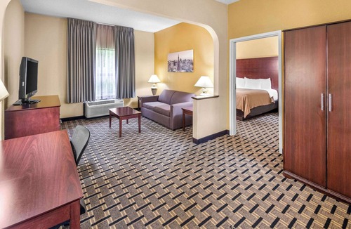 Pike Hotel | Clarion Inn & Suites Indianapolis Northwest