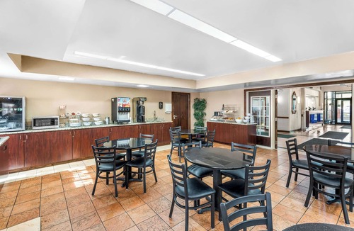 Pike Hotel | Clarion Inn & Suites Indianapolis Northwest