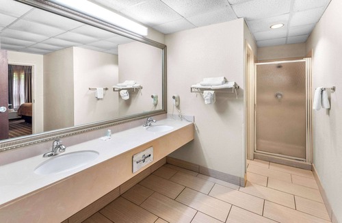 Pike Hotel | Clarion Inn & Suites Indianapolis Northwest