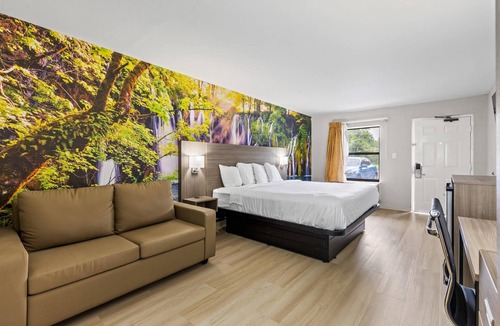 Alachua Hotel | Clarion Pointe Alachua - Gainesville Area