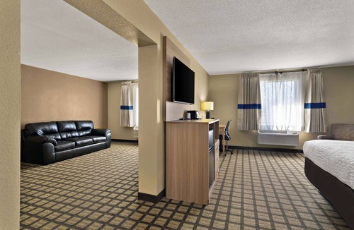 Normal Hotel | Clarion Pointe Bloomington – Normal near I-55 and University